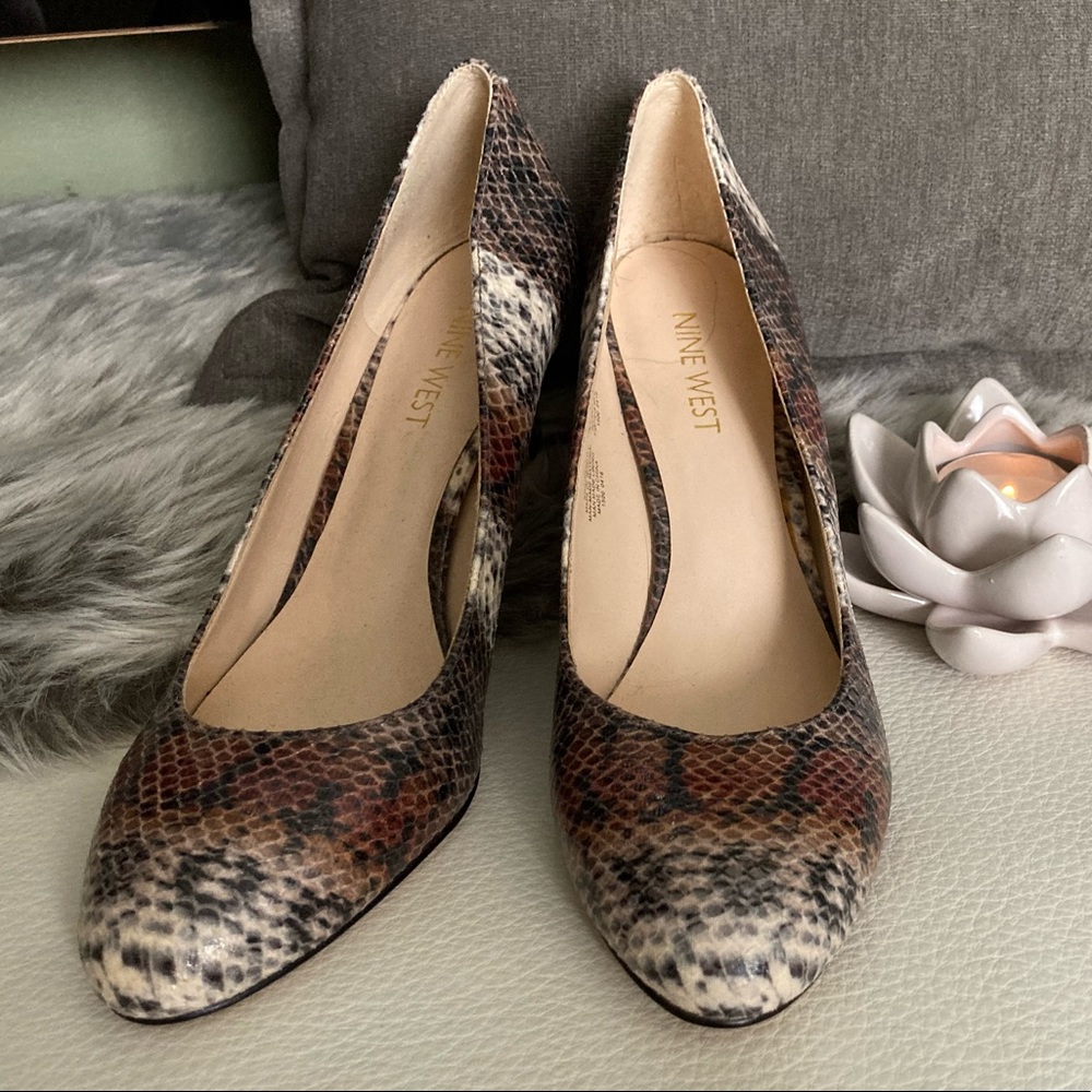 Snake skin imitation pumps